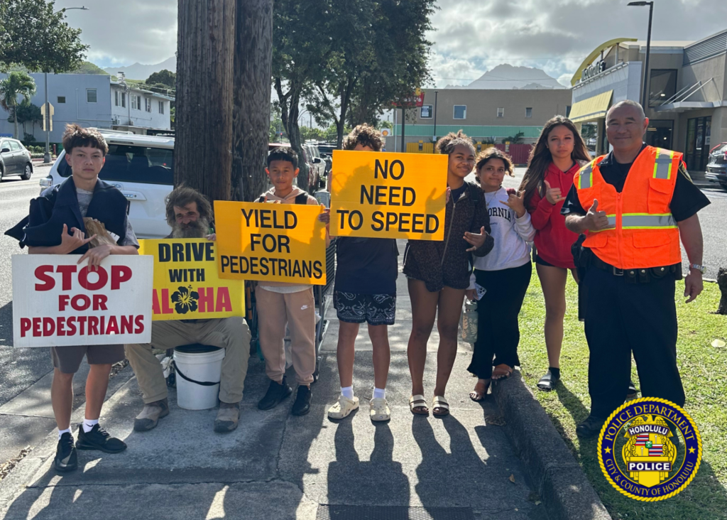 🚸 Recently, officers from the District 4 Community Policing Team joined three separate sign-waving events to promote pedestrian safety! 🙌 👟 At Kailua Intermediate, officers teamed up with students to address concerns about yielding to pedestrians, speeding, and distracted driving during busy school hours. 🚦 Another day at Kuʻulei Rd & Aulike St, students and community members joined in to remind drivers to yield for pedestrians and drive with aloha. 🚗 In Kāneʻohe, at Kamehameha Hwy & Haʻikū Rd, the Aliʻi Shores Neighborhood Security Watch worked alongside officers to urge drivers to slow down and don’t speed. A community that stands together is stronger and safer! 🤝💪 #Traffic #Safety #SaferRoadsTogether #DriveWithAloha #SafeEveryMile