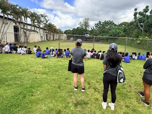 Wahiawa Elementary students observe the police helicopter landing at the Wahiawa Station