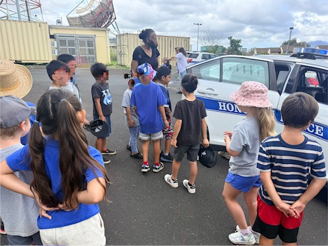 Wahiawa Elementary 1st graders explore the HPD patrol car